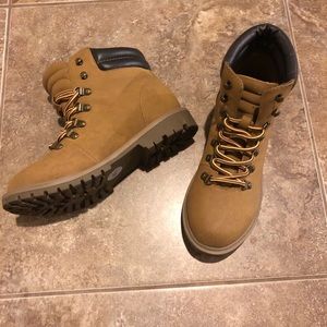 Size 6 1/2 shoe. Run half a size big.